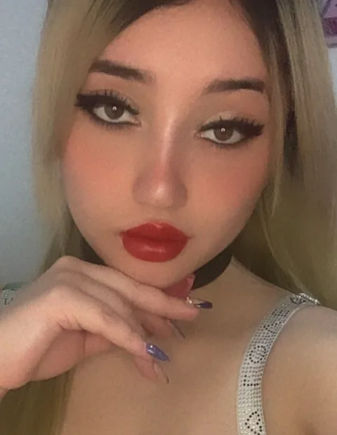 A member available for a 1v1 video call on Omigirl